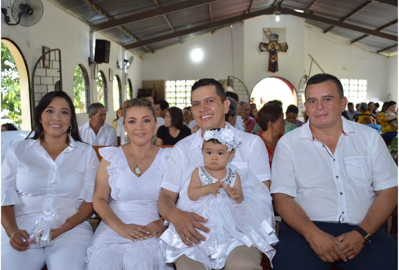María Ruth Lizcano, madrina; Luisa Fernanda Lizcano, mamá; Hader Garzón, papá; Valeria Garzón Lizcano, bautizada y Robinson Garzón, padrino.